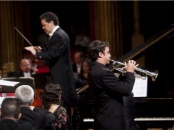 Jesús Amigo, como director huesped y Jonah Zatin, trompetista.  /