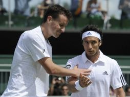 Kenny De Schepper da la mano a Mónaco en el partido tras derrotarlo por 6-4, 7-6(8) y 6-4. EFE /