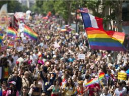 Miles de personas tomaron este sábado las calles de París con motivo del Día del Orgullo Gay. AFP /