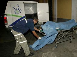 Al lugar arribaron autoridades de la Fiscalía General y del Servicio Médico Forense. ARCHIVO /