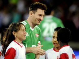 Lionel convive con algunos pequeños previo al encuentro. EFE /