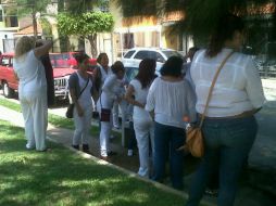 Las personas llegan a la casa de Luis Antonio, tras la caminata desde la Basílica de Zapopan.  /