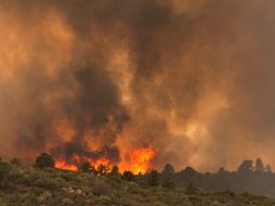 El incendio comenzó el viernes y ganó fuerza el domingo, en medio de altas temperaturas. AP /