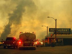 Unos 200 bomberos estaban combatiendo el siniestro en conjunto con helicópteros especializados. AP /
