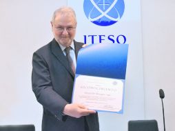 Visita. Miquel de Moragas recibió un reconocimiento por sus 40 años de trayectoria académica. ESPECIAL /