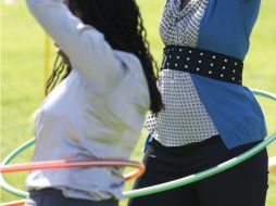 La práctica del hula hooping se ha convertido en un éxito mundial. En la imagen, Michelle Obama ejercitándose con aros. ARCHIVO /