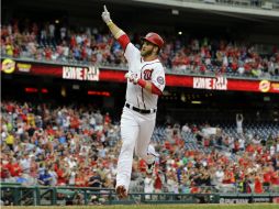 Bryce Harper celebra anotación durante el partido. AP /