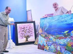 Elección. Luis García Jasso  y Lewis Kant son los encargados de seleccionar las piezas que serán evaluadas por el jurado. EL INFORMADOR /