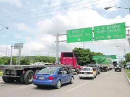 Los camioneros avanzaban lentamente, lo que provocaba embotellamientos. NTX /