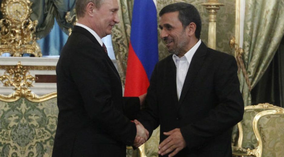 El presidente ruso, Vladimir Putin (I), da la bienvenida a su homólogo iraní, Mahmud Ahmadineyad en la cumbre. EFE /