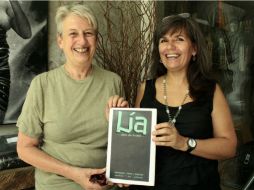 Penélope Dowles (i) y Mónica Cárdenas, en la presentación de ''Libro de Artista Lía''.  /