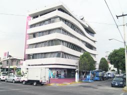 La fachada del edificio sede del SJRTV luce ya sin las calcomanías que le fueron colocadas el 21 de junio. EL INFORMADOR /