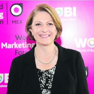 Marcela Velasco recibe el premio Kotler