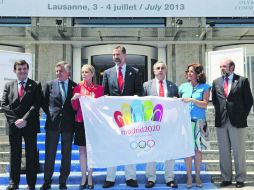 El príncipe Felipe de España (centro) acude a Lausana, Suiza para apoyar la candidatura de Madrid. EFE /