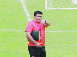 Señala el camino. Omar Asad pretende que su equipo llegue con mucha gente al frente de ataque. EL INFORMADOR /