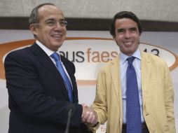 El ex presidente del Gobierno español y presidente de la FAES, José María Aznar (d), junto al ex Presidente de México, Felipe Calderón. EFE /