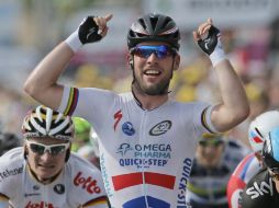 El velocista es el primero en llegar a la meta después de 228.5 kilómetros. AP /