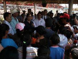 Magdalena Ruiz Mejía (c), en la reunión con los afectados del ecocidio en la Presa del Hurtado. ESPECIAL /