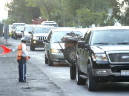 Recomiendan no sobrecargar los vehículos en la carretera y tener cuidado con piedras sueltas en el asfalto. ARCHIVO /