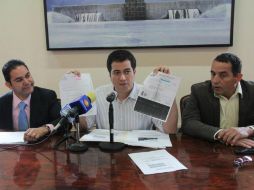 El diputado Gildardo Guerrero (c) acusó al ex secretario general del Congreso, Carlos Corona, de llevar una doble contabilidad. ESPECIAL /