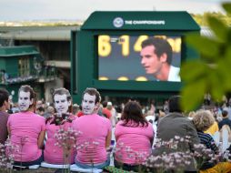 Los fanáticos de Murray siguieron por el circuito cerrado el partido del británico. AFP /