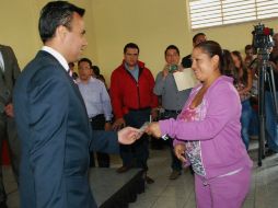 Héctor Robles realizó la entrega de las tarjetas a las mujeres beneficiarias del programa. ESPECIAL /