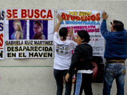 Familiares de los desaparecidos colocan mantas sobre el caso a las afueras de la PGJDF. ARCHIVO /