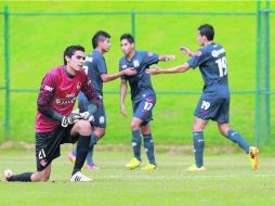 El arquero rojinegro, Alan López, se levanta tras recibir el único tanto del cuadro de la Liga de Ascenso, que celebra al fondo. EL INFORMADOR /