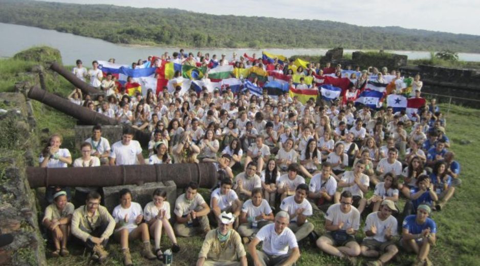 Los ''ruteros'' posarndo con las banderas de sus respectivos países. EFE /