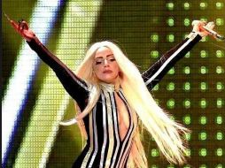 Lady Gaga complace a su novio Taylor Kinner con regalos costosos. ESPECIAL /