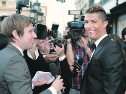 Rock star. El portugués es imán para los periodistas, como sucedió ayer en Mónaco, a donde acudió a una gala joyera. AP /