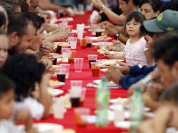 Durante la comida, tanto niños como adultos, debemos alimentarnos de forma consciente. ARCHIVO /