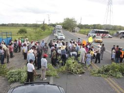 La carretera federal Acapulco-Zihuatanejo lleva más de 24 horas bloqueada por habitantes de la comunidad de Santa Rosa de Lima. ARCHIVO /