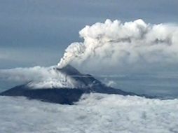 Una ligera lluvia de cenizas emitidas por ''Don Goyo'' provoca la cancelación de varios vuelos. EFE /