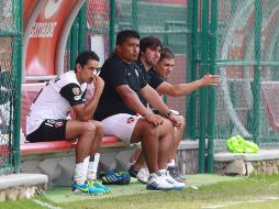 El cuerpo técnico del Atlas observa la práctica del equipo.  /
