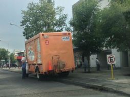 Imagen de un camión repartidor de agua estacionado sobre una ciclovía. Imagen de @tuwerapreciosa. ESPECIAL /