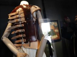 La exhibición presenta corsés de yeso intervenidos, inspirados en los que usó Frida Kahlo debido a sus problemas de salud. ARCHIVO /