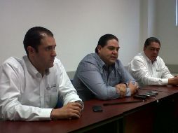 Cruces Mada (c) acudió al hospital y señaló que la diferencia de los nuevos contratos a los anteriores es positiva.  /