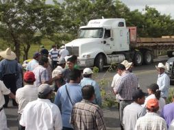 Aún no se ha llegado a un acuerdo, por lo que los manifestantes continúan impidiendo el paso. ARCHIVO /
