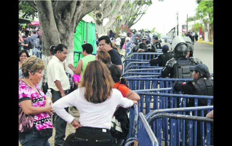 Cientos de profesores del SNTE se ubicaron afuera del instituto electoral, custodiados por la Policía que pintó su raya con vallas. NTX /
