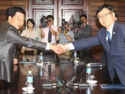 El jefe de la delegación surcoreana, Seo Ho (a la derecha ) y su homólogo norcoreano, Parque Chul-Soo. EFE /