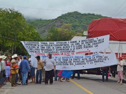 Continúan los bloqueos en la carretera Acapulco-Zihuatanejo. SUN /