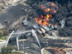 El accidente ferroviario ocasiona que alrededor de mil personas fueran obligadas a salir de sus hogares. AP /