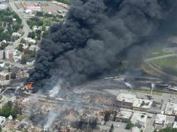 La propagación del incendio ya ha sido parada, sin embargo todavía hay cinco tanques peligrosos que tienen que enfriarse. AP /
