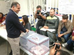 Cué al momento de emitir su sufragio en Oaxaca. ESPECIAL /