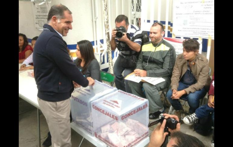 Cué al momento de emitir su sufragio en Oaxaca. ESPECIAL /