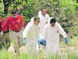 Peritos trasladan un cuerpo hallado en un canal de la colonia El Tigre. Los familiares del hombre hallaron el cadáver. EL INFORMADOR /