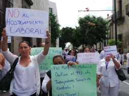 El contingente se encuentra en este momento a las afueras del Congreso del Estado.  /