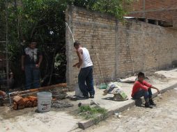 Imagen de la banqueta donde los menores escuchaban música cuando vieron dirigirse hacia ellos una camioneta.  /