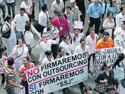 MANIFESTACIÓN. Un trabajador señaló que le fue condicionada su permanencia laboral si no firma el nuevo contrato.  /